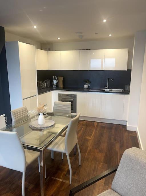 Lovely 2-Bedroom Condo With Balcony Manchester Exterior photo